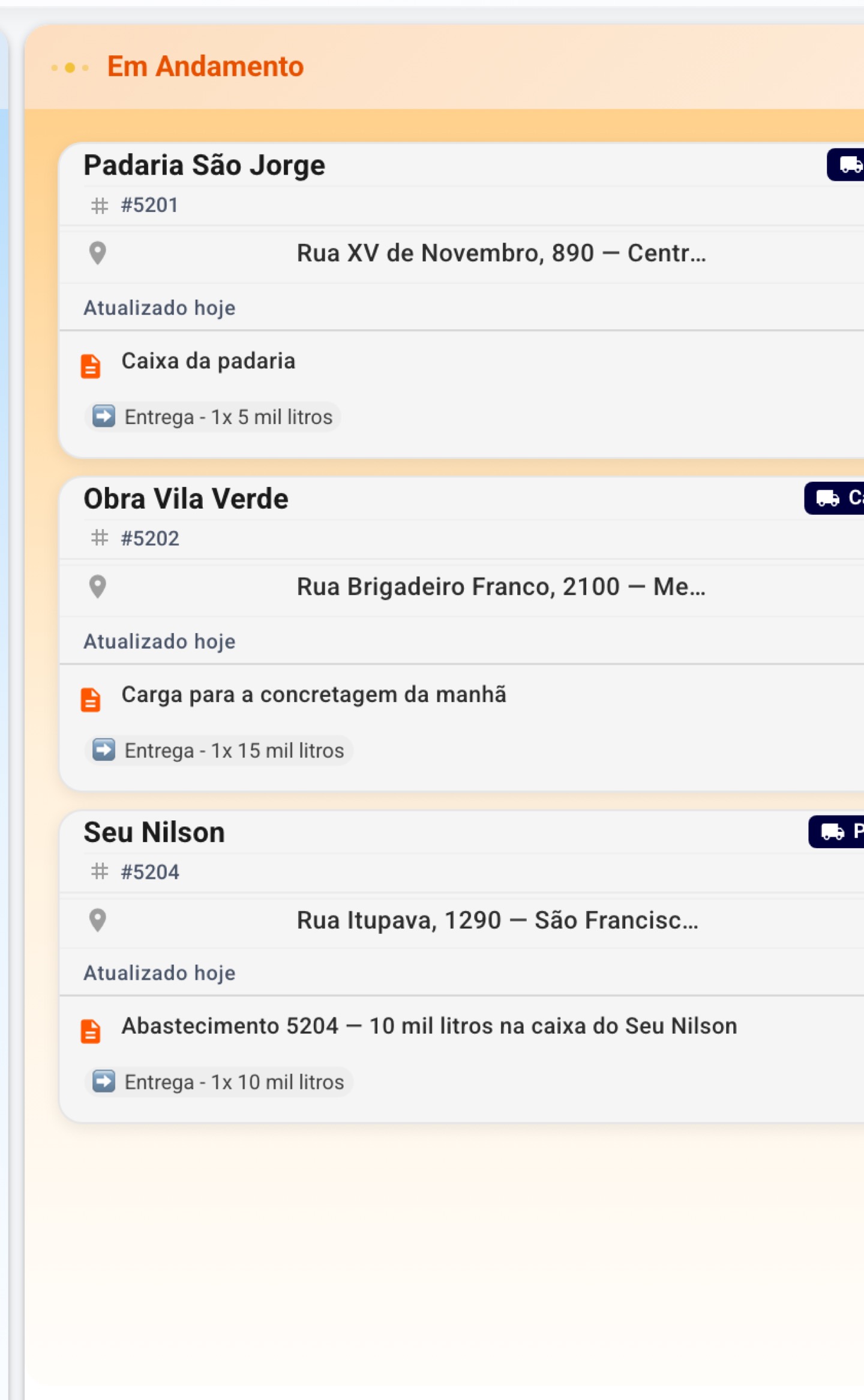 O quadro do dia mostra o que está agendado, o que anda e o que já terminou — com 10 mil litros, não com metro cúbico de caçamba.