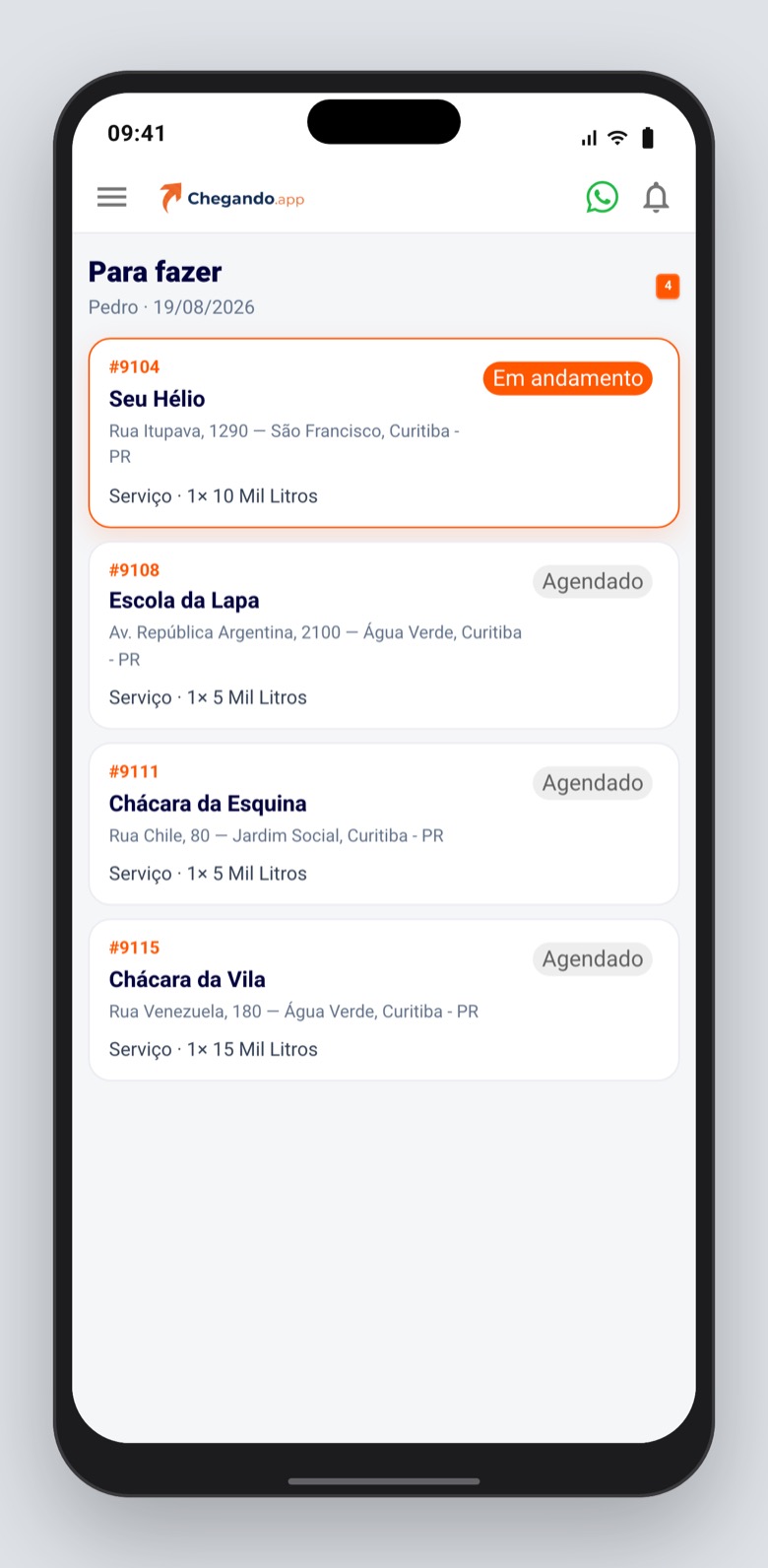 O motorista abre a lista do dia no celular, assim que o escritório confirma a rota.