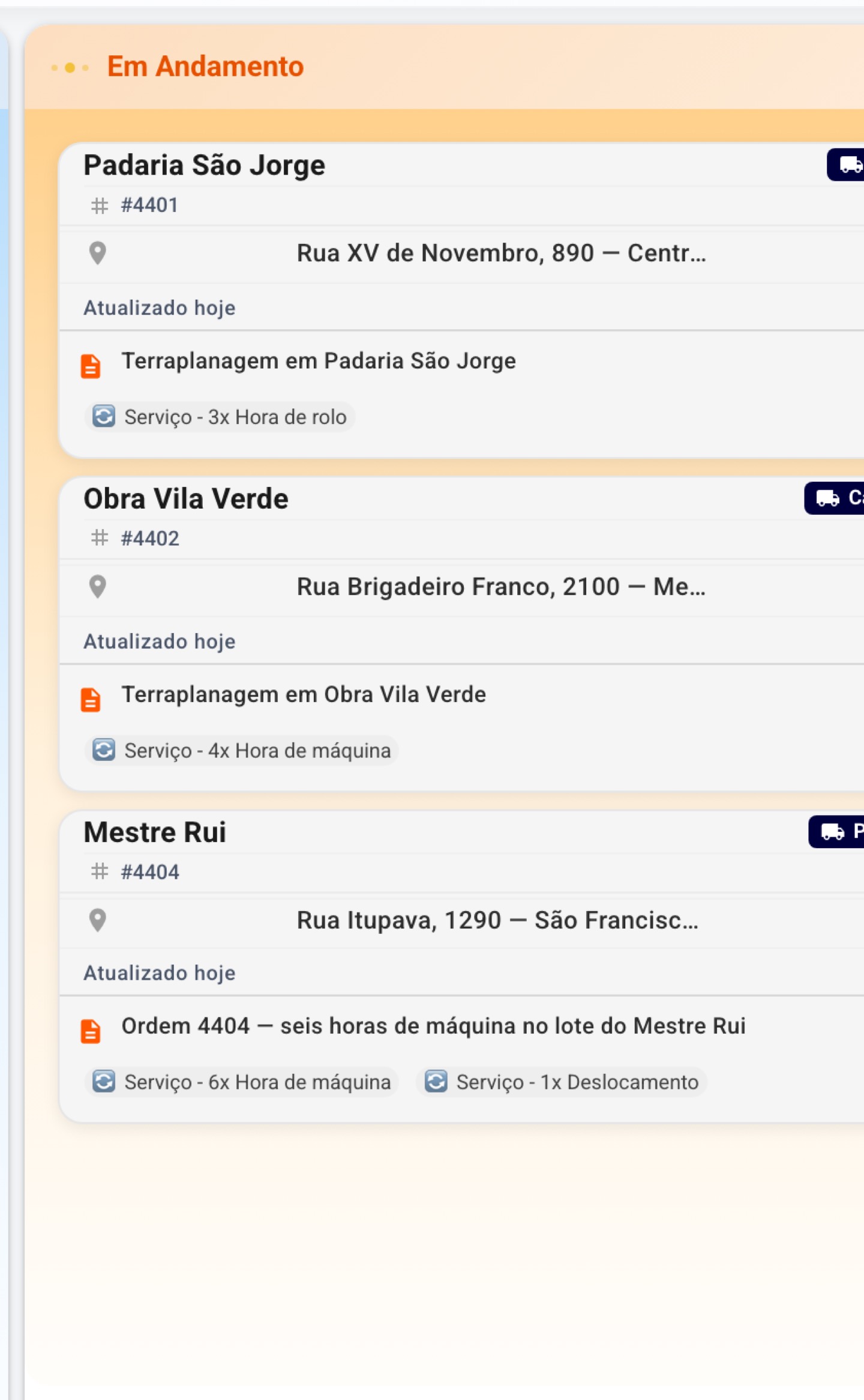 O quadro do dia mostra o que está agendado, o que anda e o que já terminou — com hora de máquina, não com metro cúbico de caçamba.